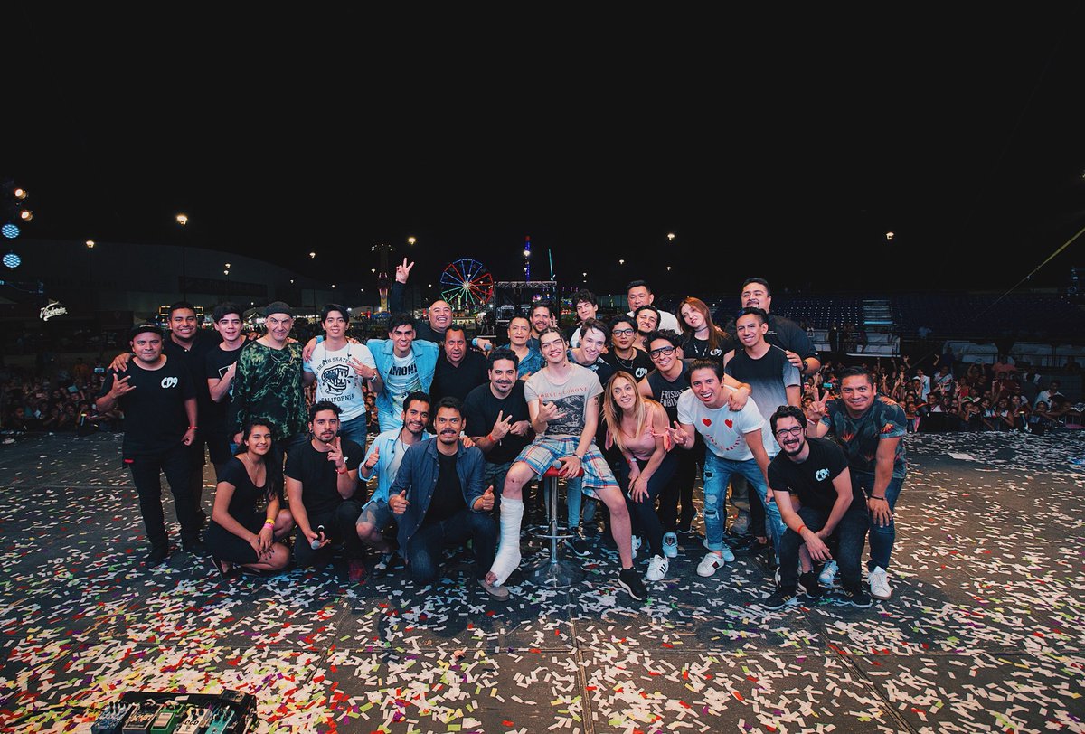 CD9's tweet image. Terminó el #REVOLUTIONTOUR, fue un año de muchas grandes memorias. Gracias por vivirla a nuestro lado. Muchas emociones encontradas, muchos momentos difíciles de olvidar.

¡GRACIAS ACAPULCO POR COMPARTIR CON NOSOTROS EL CIERRE DE ESTA MARAVILLOSA ETAPA!