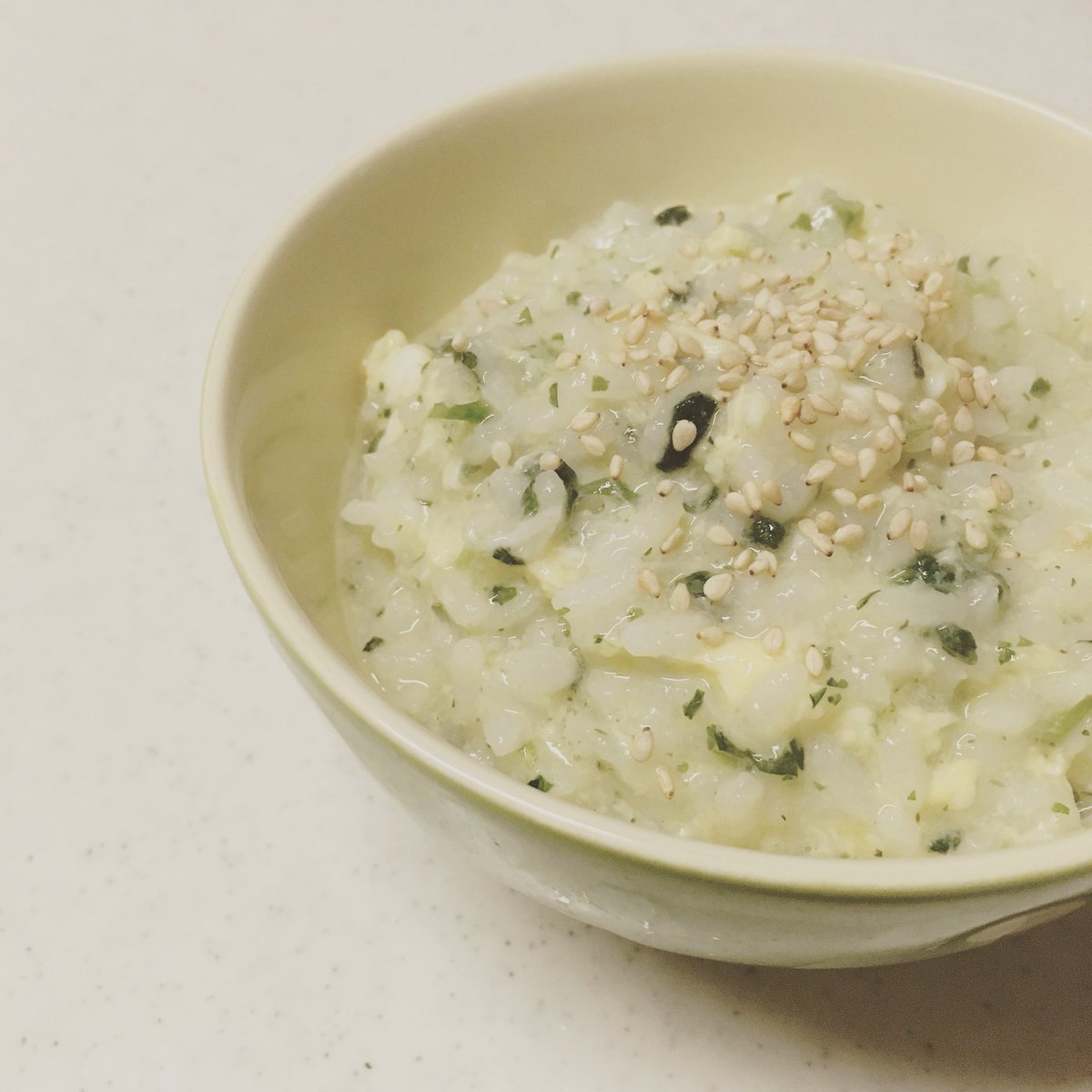 ぎーたろう على تويتر 実家行くとだいたい食べすぎて帰宅するので 夕飯に七草粥 ドライフードをお粥に混ぜるだけのやつ 草っぽい そりゃそうだ と思ったけど 息子は味付け海苔巻いて完食 味付け海苔最強 私は新生姜とキムチと数の子ワサビで完食