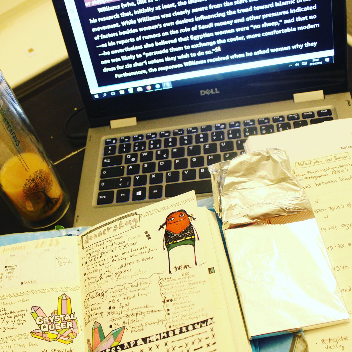 SchwarzRund's tweet photo. Bereit für die Arbeitsnachtschicht! #chocolate #hazelnuttea #endlesstodolist #bujo #studynight #teafavs https://t.co/o8ZYqfkOkX