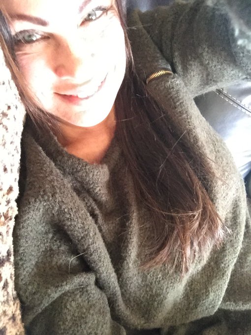 Watching fixer upper on couch today🤪 https://t.co/tBufetQFQV