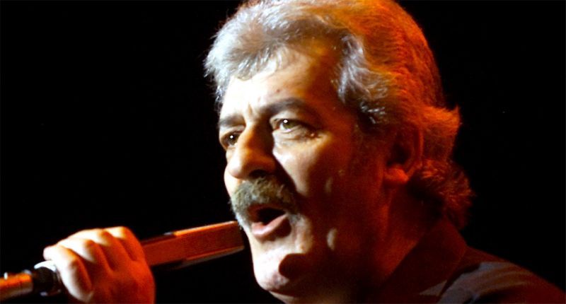 YahooNews's tweet photo. Ray Thomas, a founding member of British rock group The Moody Blues, has died https://t.co/MR9FzYXBUQ https://t.co/lfDMnHuZD0