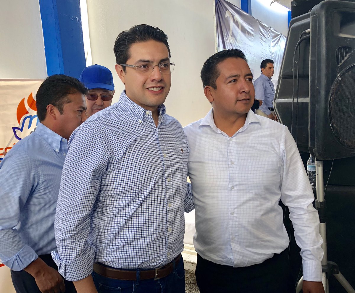 Mundo_Tlatehui's tweet photo. Un gusto poder saludar al Presidente del Comité Directivo Estatal @JesusGilesC, en la inauguración de las oficinas del CDM en San Andrés Cholula ¡#JuntosConstruimos lo mejor para el municipio! https://t.co/ac4AItAvP8