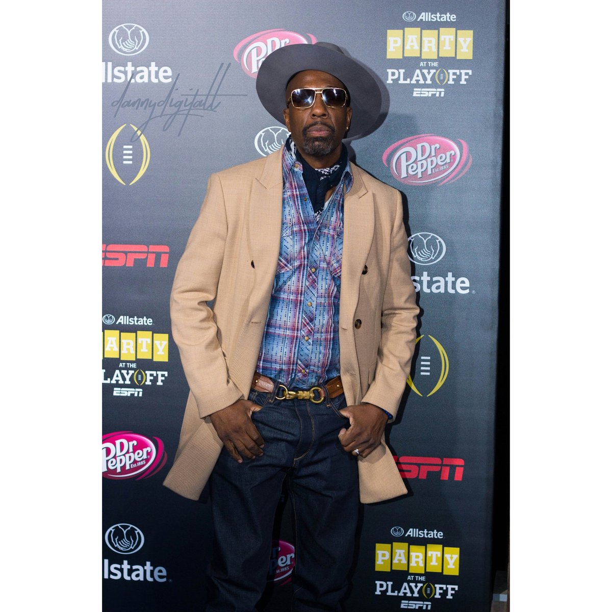 dannydigitall's tweet photo. #Rp @eldorado2452
✊🏽🏈🏆📸 #comedian, #actor, #author @ohsnapjbsmoove last night in #atlanta at the @cfbplayoff #PartyAtThePlayoff Blue Carpet Event (📸 @dannydigitall) #jbsmoove #hatsquad #GoDigitall #allstate #ESPN #nationalchampionship #HHS1987 #cfbplayoff #rolltide #godawgs https://t.co/qaWJlVEG4F