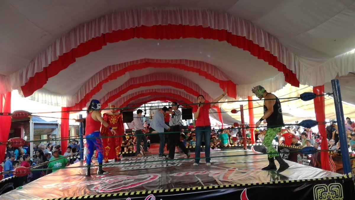 ManosUnidasMex's tweet photo. @alma_quiles ha preservado la tradición de la Feria y la Lucha Libre en un núcleo de convivencia familiar 🎡🤼      👑👑👑
#FestejoDíaDeReyes
Manos Mexiquenses Unidas por México 🖐️ https://t.co/oQPoFkDjKq
