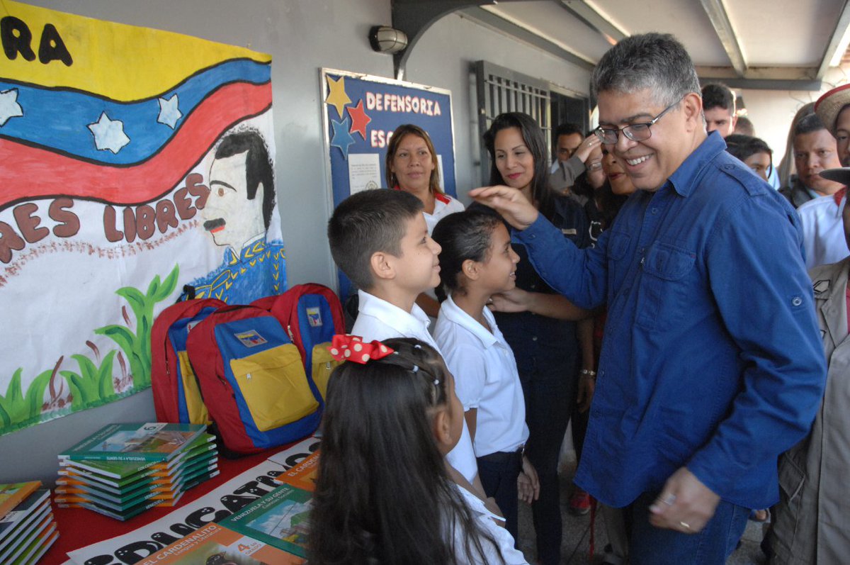 Bolivar_Cdce's tweet photo. La Patria es una escuela, y mañana con alegría vamos todas y todos #AClasesPorLaPatria @JauaMiranda @NicolasMaduro @eugeniapinero @MPPEDUCACION https://t.co/TnfffrNuzM