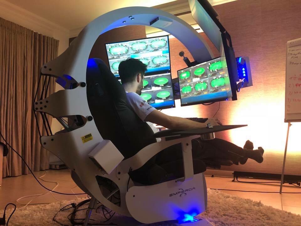 Capoteur's tweet image. Pas mal le nouvel épisode Black Mirror où le perso se fait enculer par un scorpion métallique