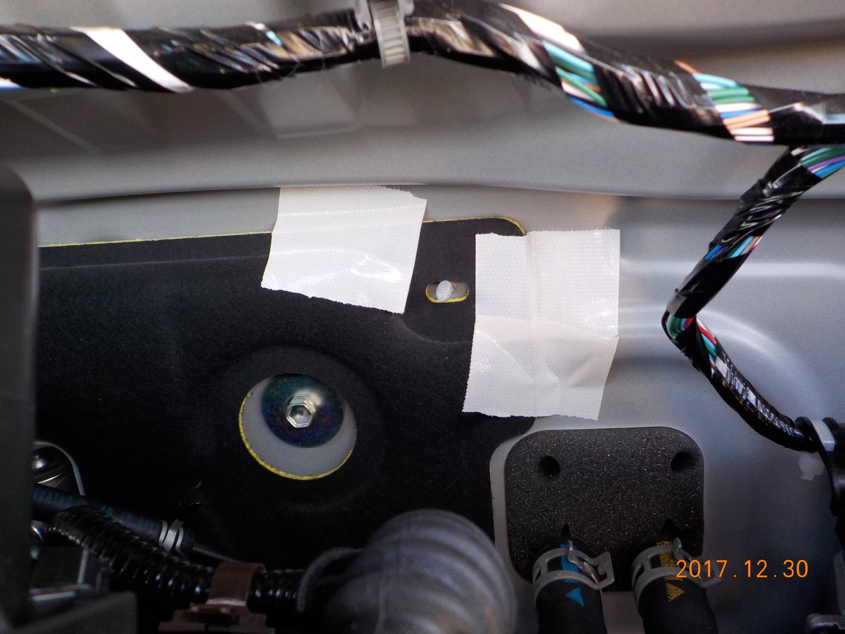 未来 良人 Sur Twitter ミライース ビビリ音 ビビリ音が止まりました ボンネットを開けて エンジンルーム と助手席を隔てる鉄板を見ると 遊んでいるボルトが出ています 防音材を止めるナットが無いように見えたので 取りあえずガムテープで止めてみました すると