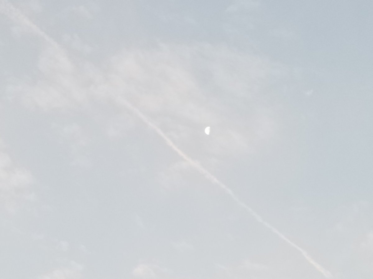 araki95hk's tweet photo. イマソラ。青空。東京は、曇り一時雨、10度。

今日は天気下り坂。段々雲が厚くなって昼過ぎ以降、雨が降り出します。帰り道のために折りたたみ傘があると安心。夜は雨風が強まるので早めの帰宅が安心です。

おはようございます。
今日は、おやすみです。
この世の不幸な方が幸せになります様に。 https://t.co/I1LbZXrehy