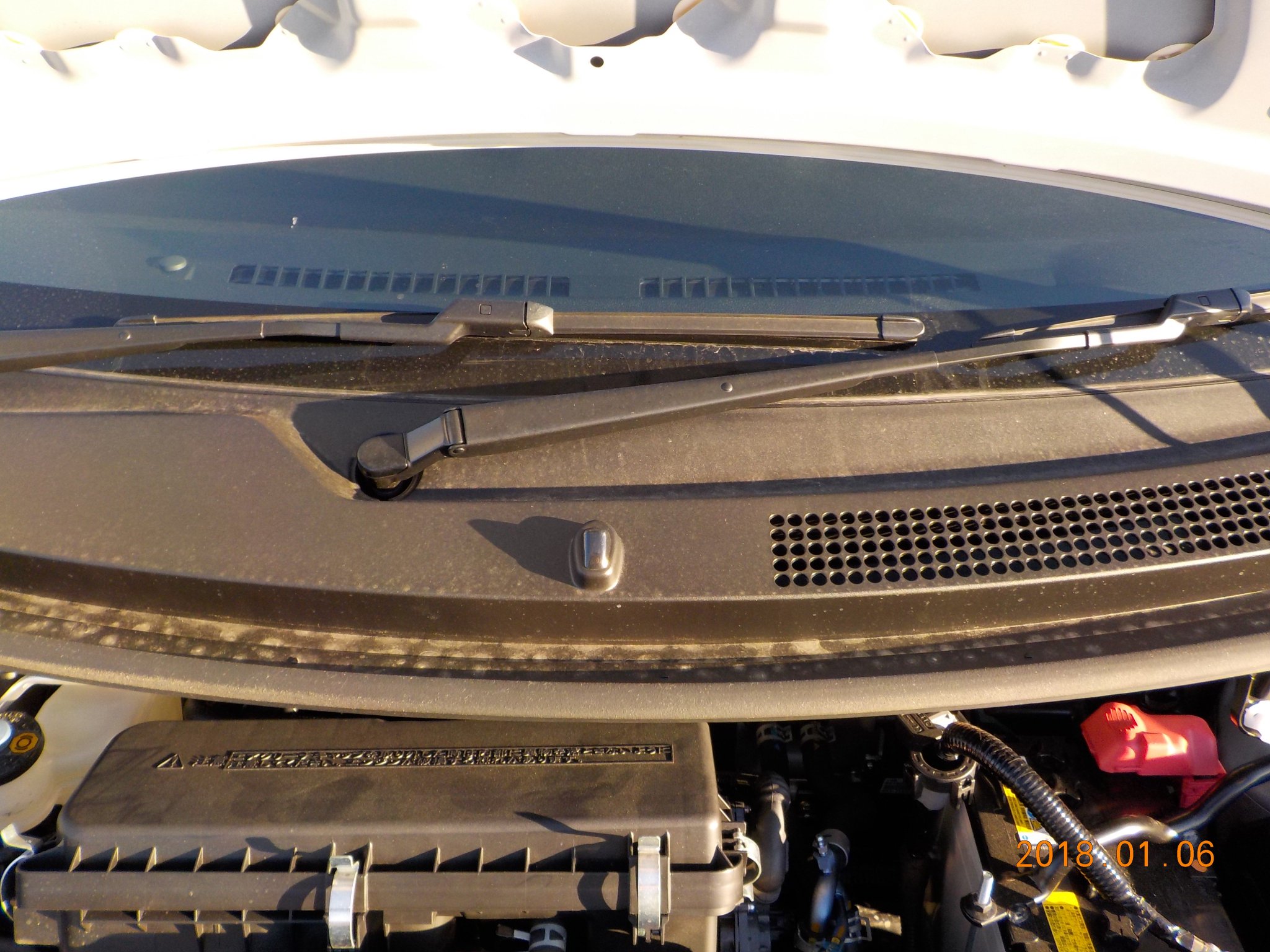 未来 良人 ミライース ビビリ音 ビビリ音が止まりました ボンネットを開けて エンジンルームと助手席を隔てる鉄板を見ると 遊んでいるボルトが出ています 防音材を止めるナットが無いように見えたので 取りあえずガムテープで止めてみました すると