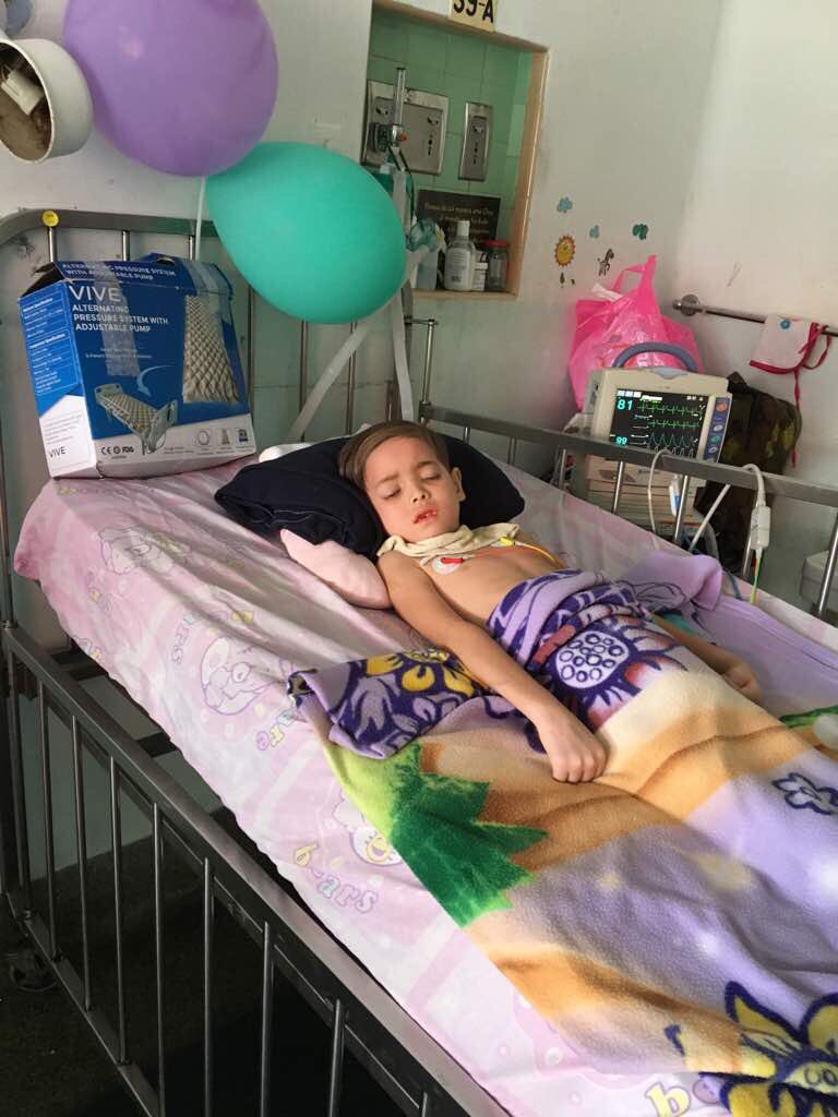 Beadrian's tweet photo. Un nuevo ángel ha volado al cielo. Jhoneiber Virguez luchó contra un tumor cerebral que finalmente lo venció. Gracias a todos los que apoyaron para sus radioterapias y con oraciones. Pido a Dios fuerza para su mamá que lo dio todo para su niño. Dios te bendiga angelito bello! https://t.co/clIT9uepGH