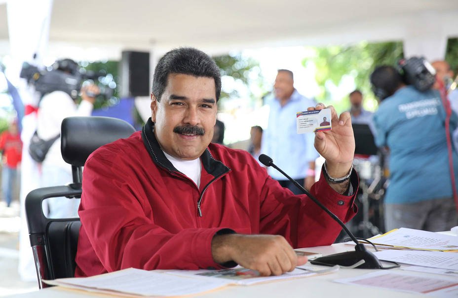 TodoEnVerso's tweet image. En paz, sin guarimba, con carnet de la patria, con asamblea constituyente, con  gobernaciones y alcaldías  y luego de un bono de reyes mañana #AClasesPorLaPatria  no te llevo nada!! Jaja @JauaMiranda @NicolasMaduro