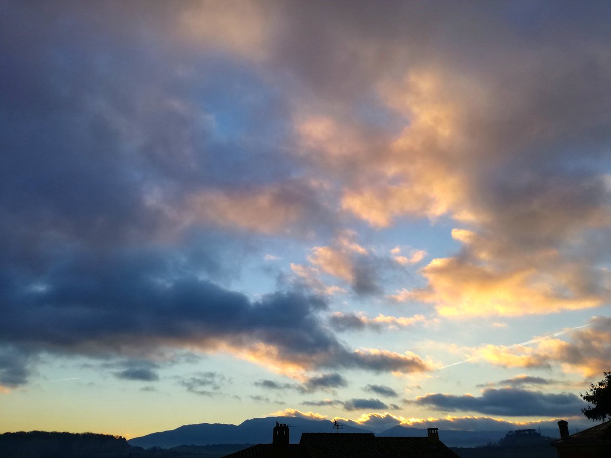 paquisoldado's tweet photo. El #cel pintat per #Tona del matí 06/01/18 mirant cap el #Montseny amb #raigs #crepusculars https://t.co/WTsdfngBSo