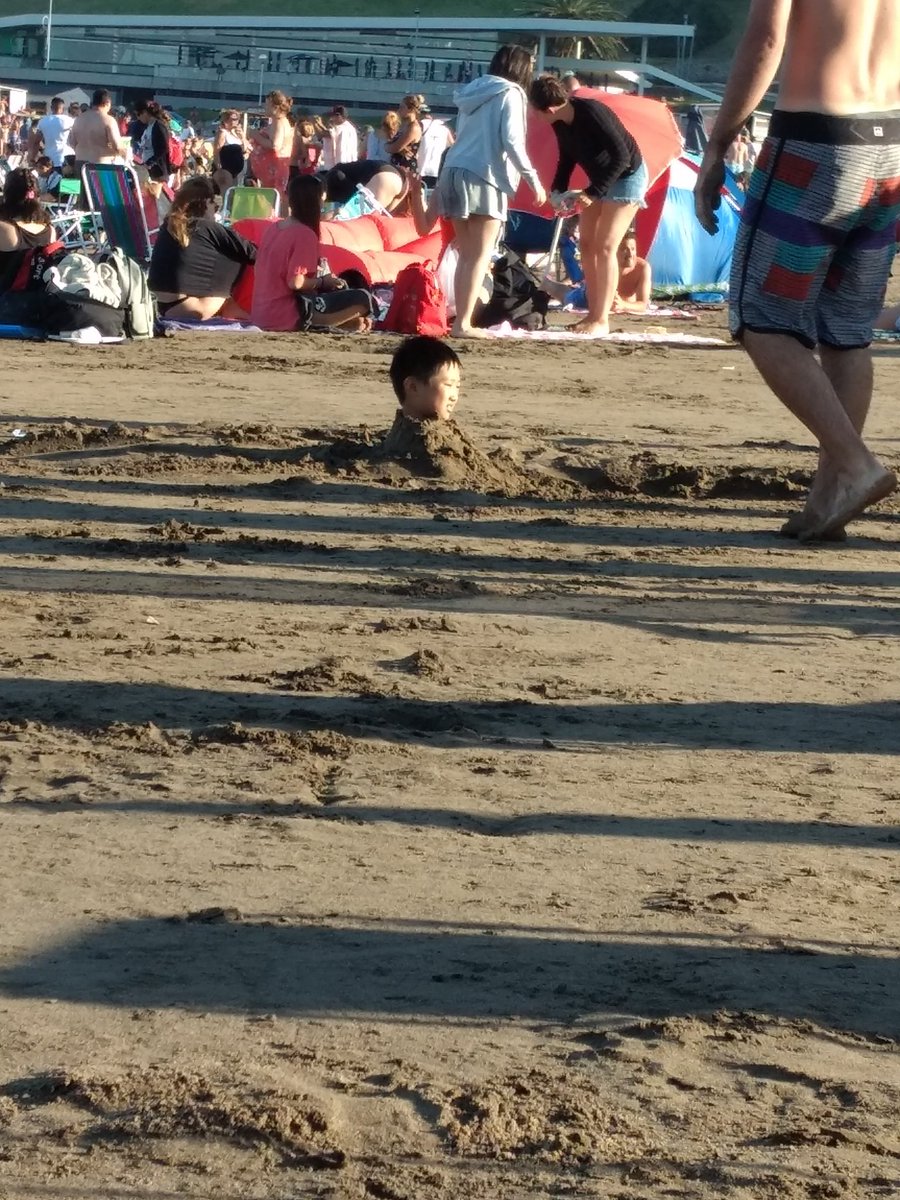 mauriqaa's tweet image. hoy en la playa un nene salió desde china