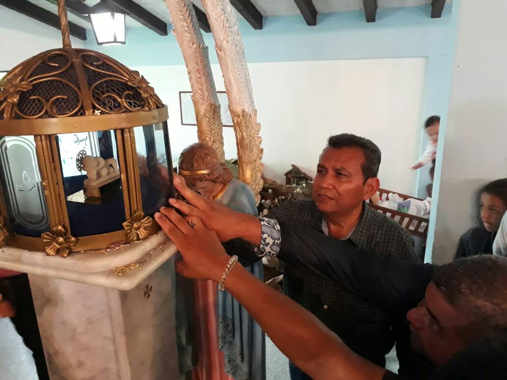#RenovandoLaFe El gobernador <a href="/RamonGuevaraMRD/">Ramón Guevara</a> pidió al Santo Niño de La Cuchilla por la paz y tranquilidad de los venezolanos. El emotivo encuentro religioso, fue a propósito de su tradicional visita como cada año, a la población de #Zea para venerar al milagroso niño.