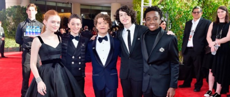 finnwolfhardbr's tweet photo. Finn e o elenco de Stranger Things no Red Carpet. #GoldenGlobes https://t.co/ruajfLtOKO