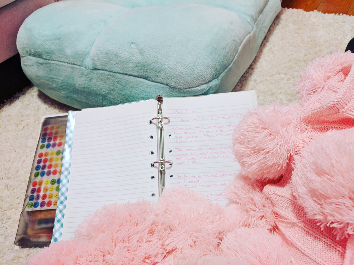SkyeRize4eva's tweet photo. Writing...✍️💕✨ https://t.co/4VtQYODYJT
