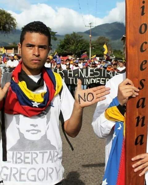 Hector_ManuelP's tweet photo. En mi franela siempre llevo el nombre de mi hermano de lucha y compañero de Universidad, hoy @GregorySanabria esta cumpliendo 3 años secuestrado en el Helicoide, preso político del régimen, clamo por su pronta libertad. #SOSGregorySanabria #Táchira #7Ene https://t.co/mzvMz9scH3