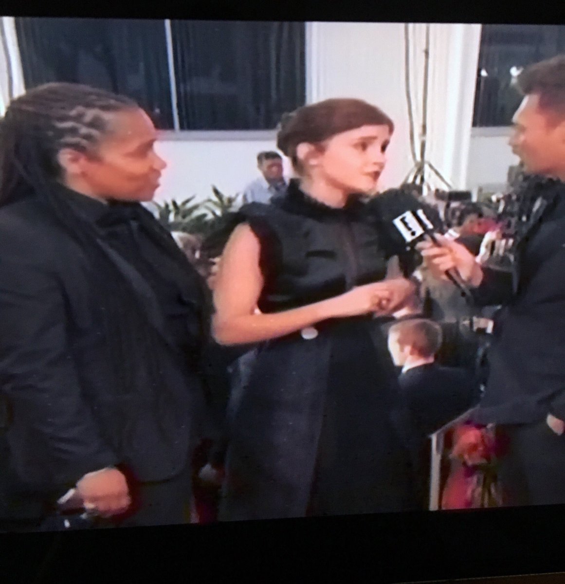 Emma Watson en la alfombra roja de los Golden Globes con su acompañante la activista @MaraiLarasi de quien dice haber aprendido mucho <a href="/TIMESUPNOW/">TIME'S UP</a> <a href="/EmmaWatson/">Emma Watson</a> #GoldenGlobesEnTNT