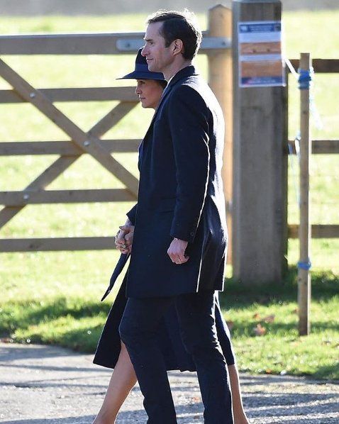Get the look of #PippaMiddleton #PippaMatthews spotted looking gorgeous in our blue Clarendon coat <a href="/TheFoldLondon/">The Fold London</a> ^^ vía <a href="/Telegraph/">The Telegraph</a>  --> bit.ly/2mcv29R
