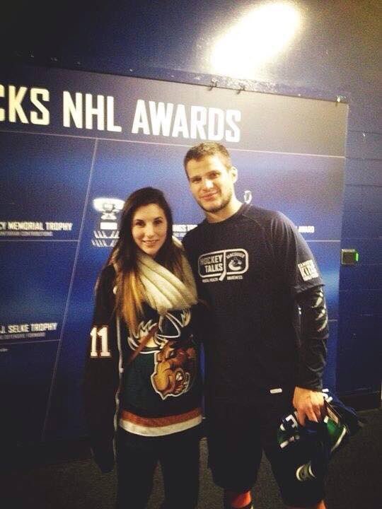 chan_bing's tweet image. four years ago today i shared my deepest darkest secrets and met my hero 💙💚 i am in such a better place now than i was back then. it gets better, kids @kbieksa3 @mindcheck_ca @SickNotWeak