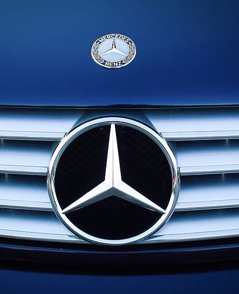 Run_Mercedes's tweet photo. New medal for our Full Marathon participants!Updated hood ornament. @MBUSA @MBOBHM
#FullBling #sweet https://t.co/6sOtNNH47J