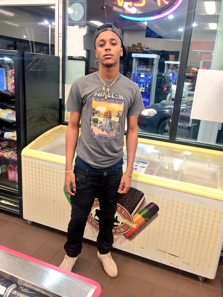 AJTheFinesser's tweet photo. Get Yo Bitch Cause If She Play Ima Hit Her ❕#YoHoeGo™️ https://t.co/1ol2p1L53f