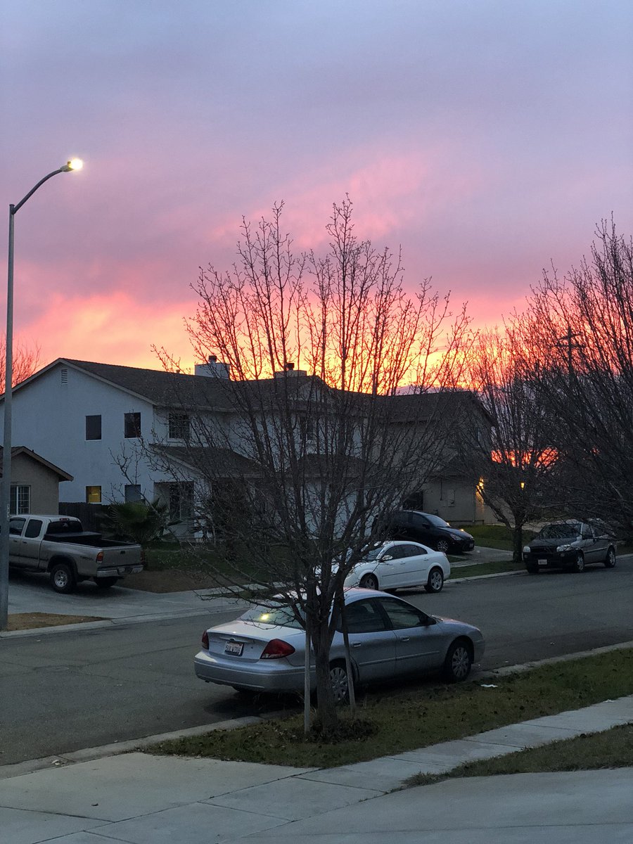 La_Luna89's tweet photo. Pretty sky right now! Too bad the house in the way, it’d be a perfect picture without the houses. #picture #photo #photographer #photography #beautiful #PictureOfTheDay https://t.co/4tOnennlEJ