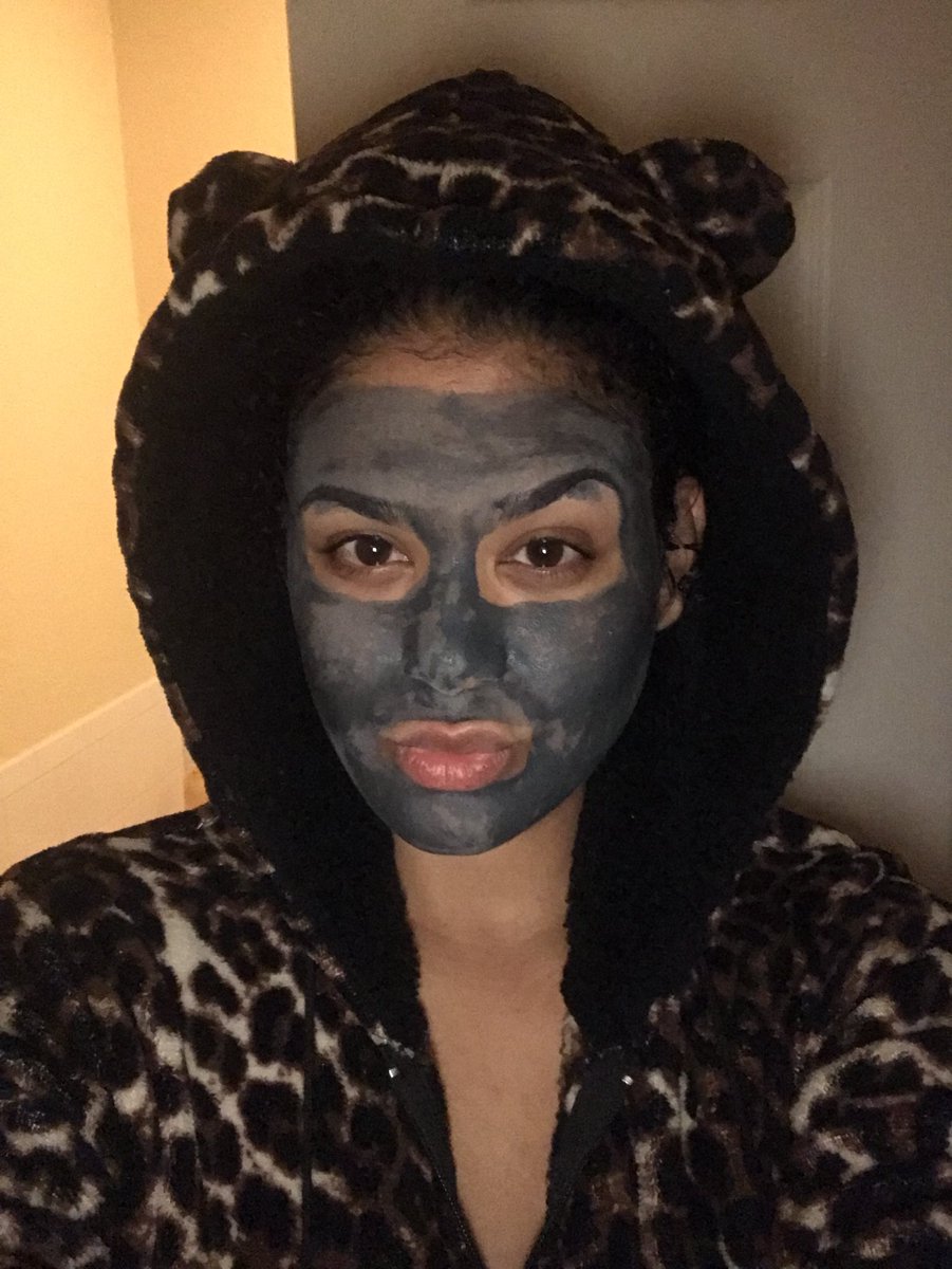 mizsunshine25's tweet photo. Oh you know just masking while I wait till the site is back up!!! #pinkink #perfectlyposh #charcoalmask #poshnight #momlife #SideHustle https://t.co/DImhCQoGhA