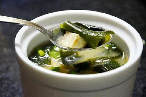 HealthBeautyVN's tweet photo. Canh đậu phụ rong biển Đã ngon lại còn bổ 

Món canh đậu hũ rong biển có vị ngọt thiên nhiên rất vừa miệng. Đậu hũ mềm , thịt tôm dai dai ...
https://t.co/3oq3gMt3yI https://t.co/uLlNeCCxbE