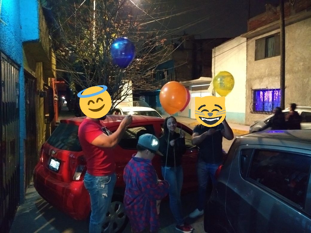 elfelinojr's tweet photo. Listos aventamos nuestros globos @PumaKingOficial @BarbyVillela #TigerJr y yo 🎈🎈🎈🎈 #DiaDeReyes
#ReyesMagos 
Fotógrafo: @Felino_CMLL 😅 https://t.co/rzOY5bFSHL