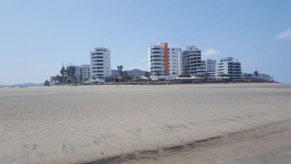 deZabedrosky's tweet photo. El mar retrocede al menos 200 metros desde la orilla de Santa Elena, #Ecuador, el 04.01.2018 por larepublica.ec. #Massive #Phenomenon #Sea #Recedes #Move #Away #Strange https://t.co/8gAXyJN0Ak