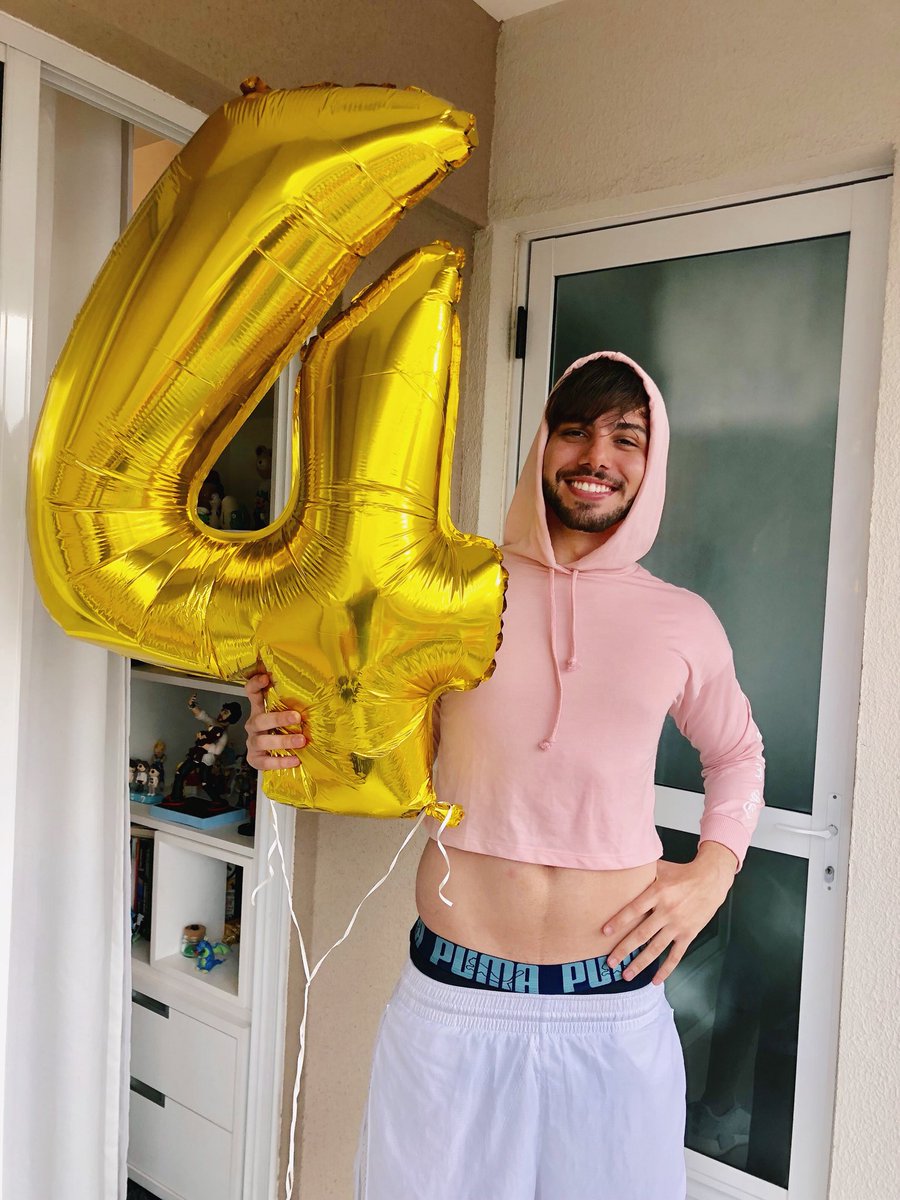 hoje mais uma blogueira acabou de chegar nos 4 milhões de seguidores aqui no twitter,,,,,,,,

parabéns pra ela 🐻💙✨