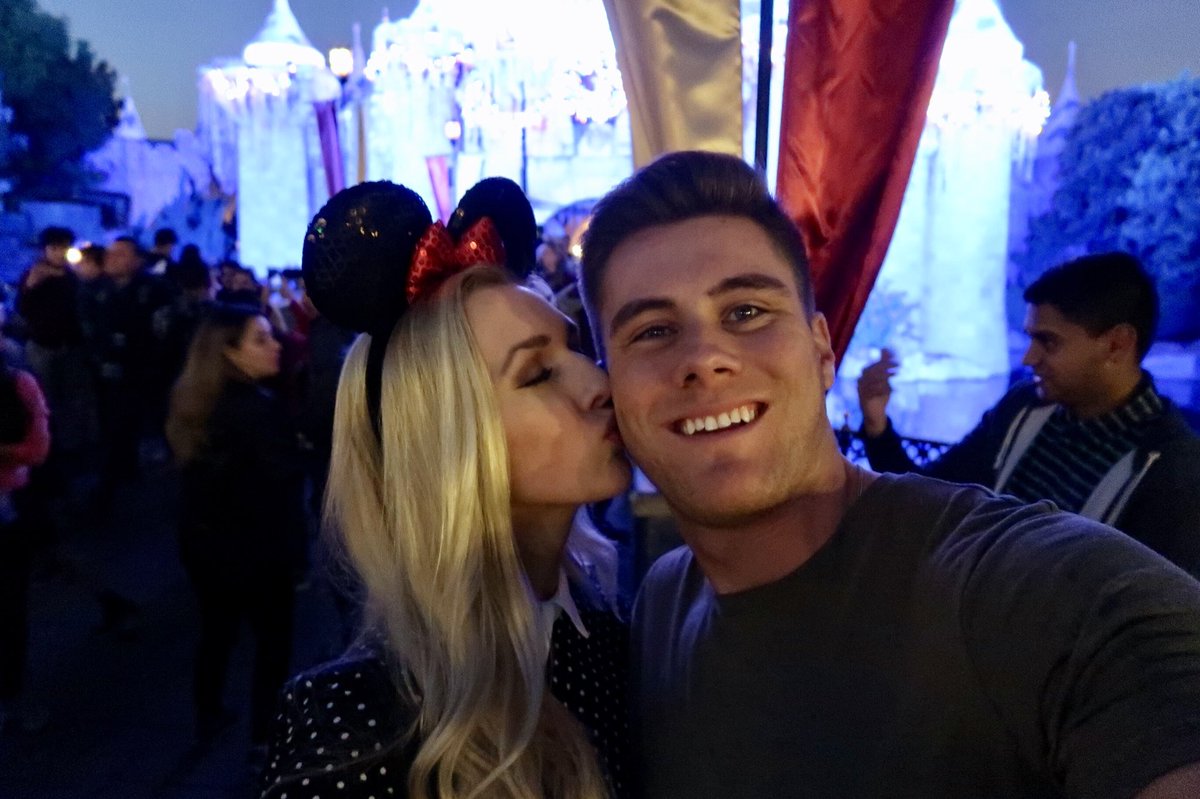 HeyyyyitsHayden's tweet photo. Mickey will be here before Midnight ✈️ #HappyAnniversary #deltadelivers https://t.co/GH91KTayJs