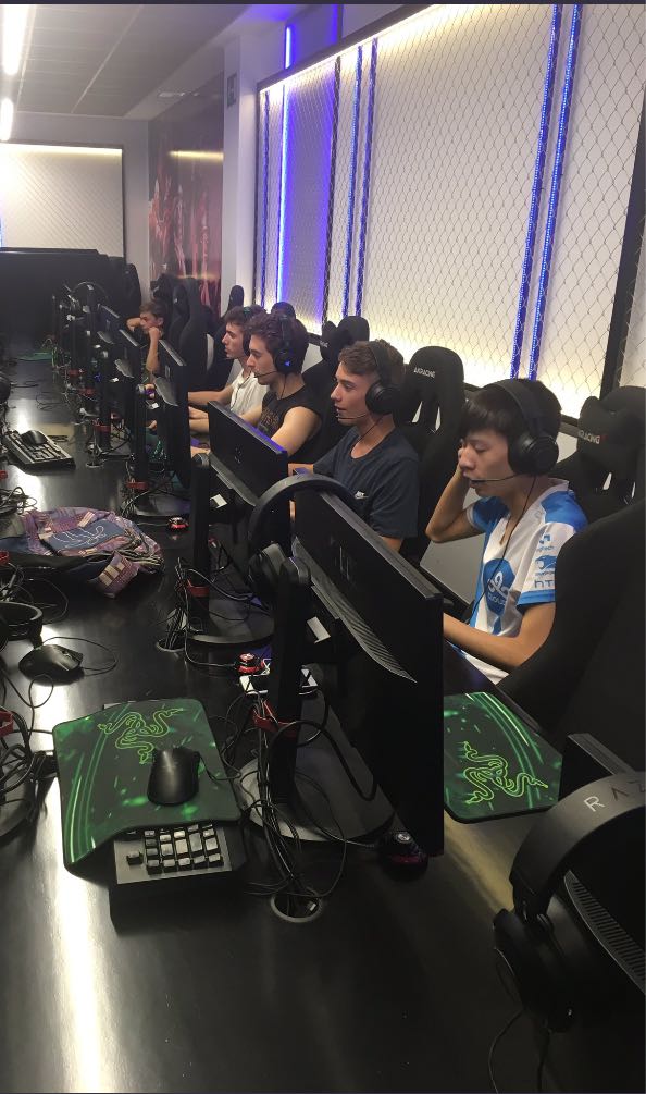SMistermaster's tweet photo. Tras la bootcamp con mis compañeros de equipo, e inspirado en los bonitos textos sobre sus equipos de @VdaK1ng y @b1auCS me ha apetecido escribir la en un largo resumen la historia de mi equipo.

Aquí podéis leerla, gracias por tu atención ^^: https://t.co/V6iDPpfiZ9 https://t.co/R4meS665mo
