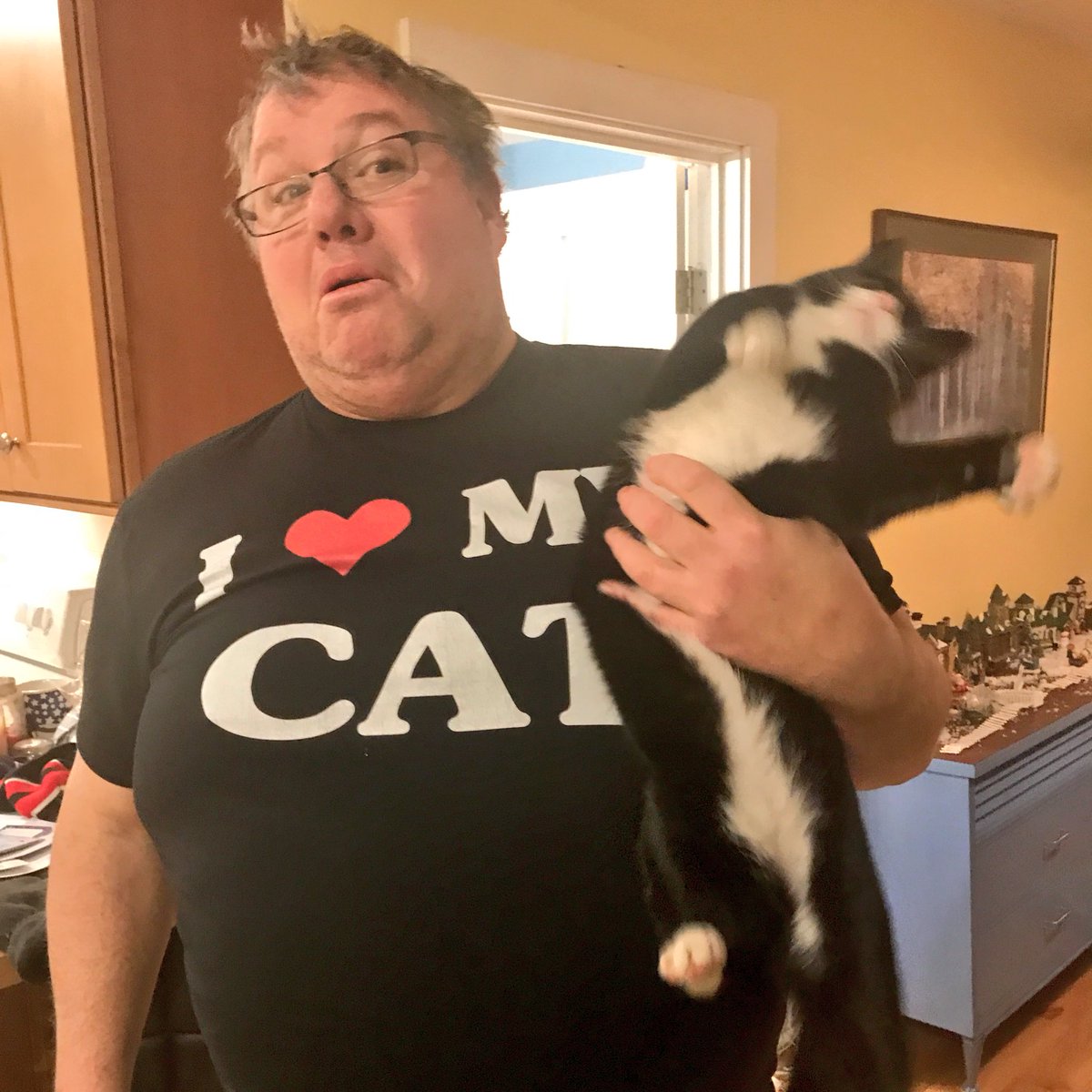 duffffx's tweet photo. my dad didn’t want my cat at first but now, four years later, they are in love https://t.co/qeFQnaprz4