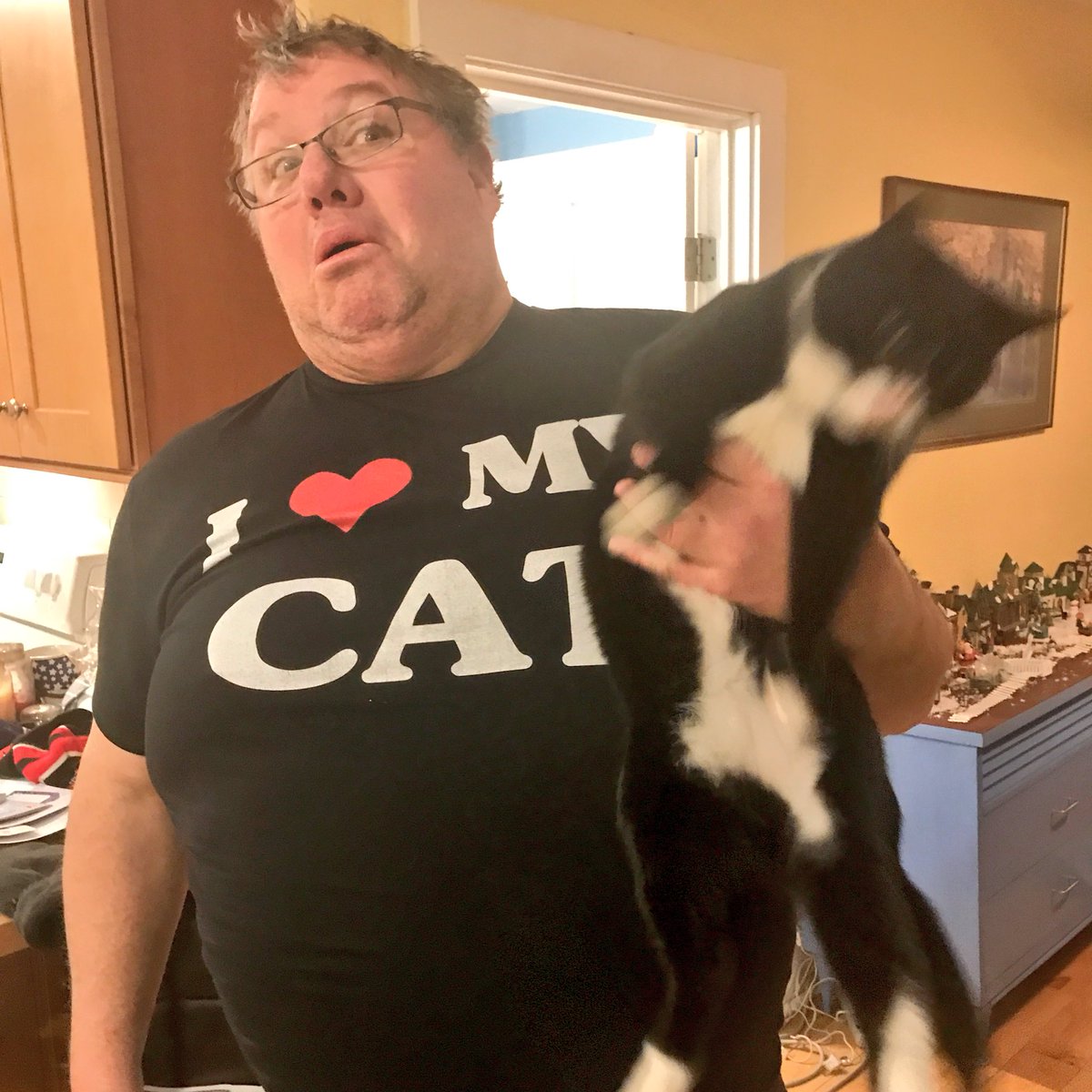 duffffx's tweet photo. my dad didn’t want my cat at first but now, four years later, they are in love https://t.co/qeFQnaprz4