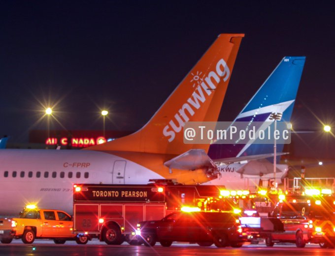Resultado de imagem para Aviões colidem em pista do aeroporto de Toronto