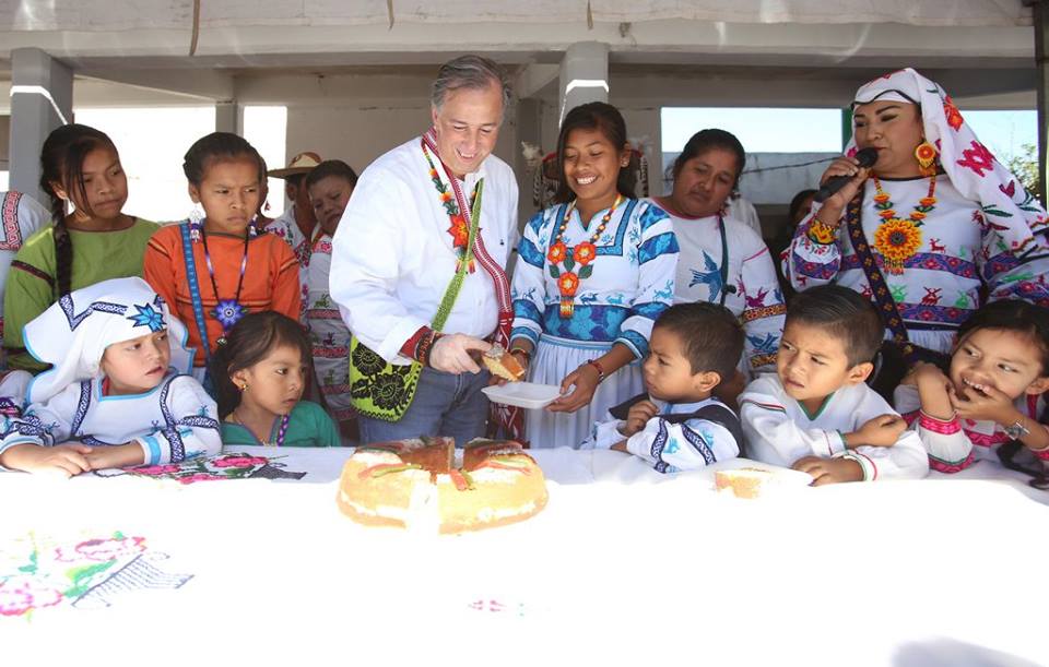 aurelionuno's tweet photo. En #Nayarit, nuestro precandidato @JoseAMeadeK convivió hoy con familias indígenas huicholes, para después tener un encuentro con la militancia en este estado. #YoConMeade #LoMejorEstáPorVenir https://t.co/K4vG2HihES