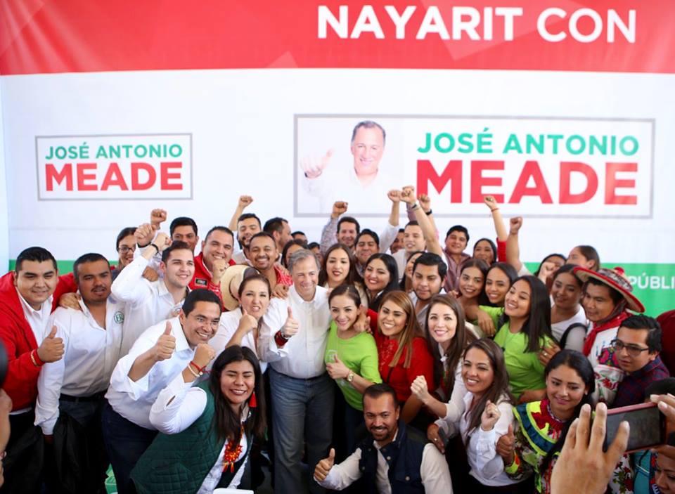 aurelionuno's tweet photo. En #Nayarit, nuestro precandidato @JoseAMeadeK convivió hoy con familias indígenas huicholes, para después tener un encuentro con la militancia en este estado. #YoConMeade #LoMejorEstáPorVenir https://t.co/K4vG2HihES