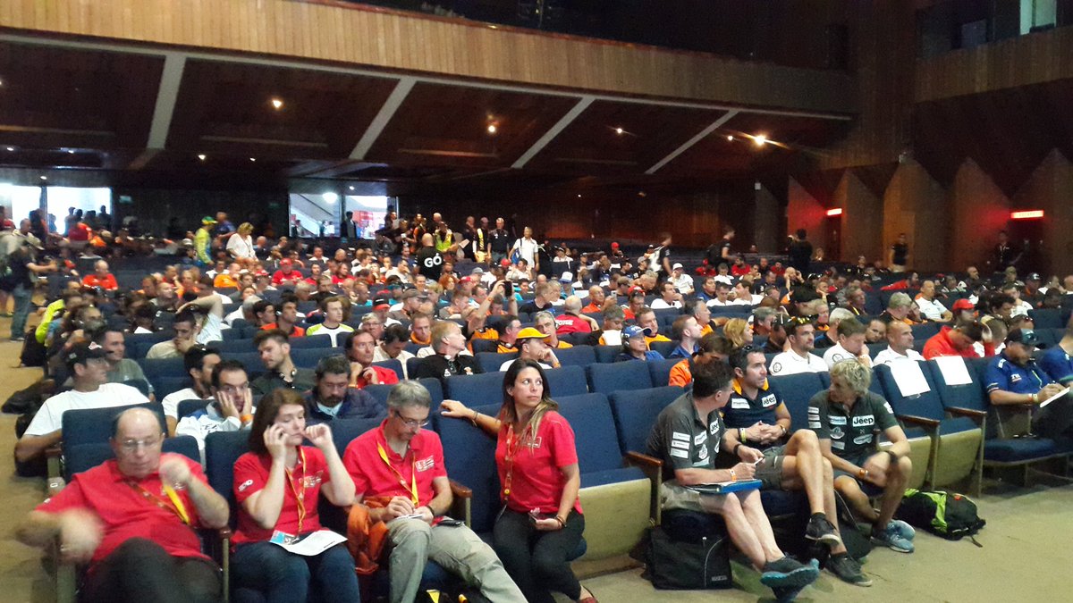 La calma que antecede al huracán ... 😉 @ColcarRT <a href="/soleCRT/">Sole Prieto</a> <a href="/PITUSCHOLZ/">Sebastián "Pitu" Scholz</a> <a href="/patosilvasport/">Pato Silva</a>