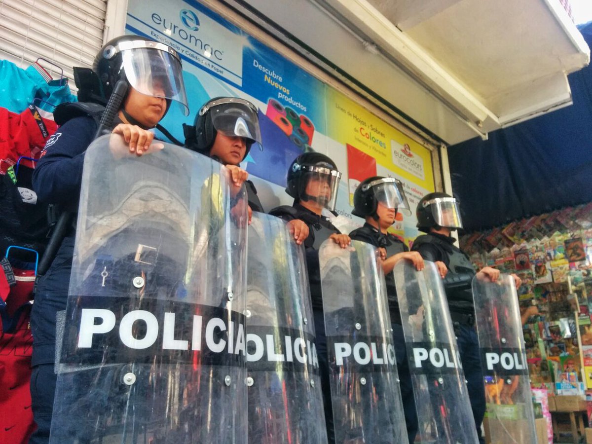 SSC_Pue's tweet photo. En el marco del Operativo #5DeEnero, Fuerzas Municipales realizan en el Centro Histórico patrullajes a pie tierra. #Puebla https://t.co/ZhZSsTpA8L
