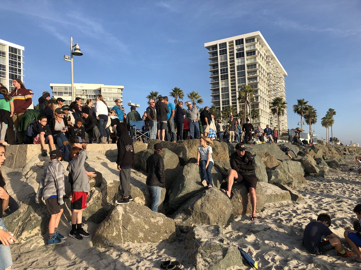 HopeNEWS8's tweet photo. Dozens pack Coronado Shores beach near the main parking lot Avenue De Las Arenas to honor 56-year-old surf coach Stan Searfus, who died in the water early this morning after Lifeguards tried to save him near Sunset Cliffs. @CBS8 5,6:30pm, @thecwsandiego 7pm https://t.co/rHEziWZ05z