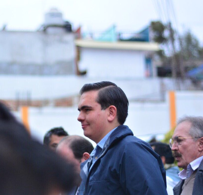 Pepe_Yunes's tweet photo. Gracias a mi esposa Alicia, y a mis hijos Pepe, Aldo y Adolfo. El más grande motivo para conducirme en el marco del respeto, valores y principios es el de honrar el cariño y la confianza que les debo a todas las familias veracruzanas. #Pepe2018 https://t.co/C39XeB6R2h
