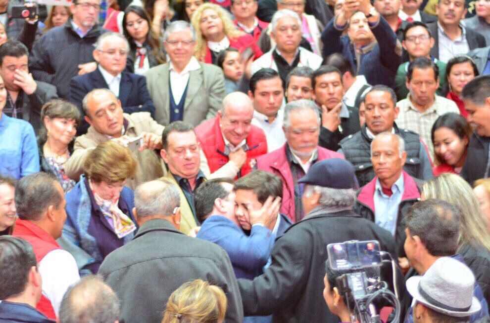 Pepe_Yunes's tweet photo. Gracias a mi esposa Alicia, y a mis hijos Pepe, Aldo y Adolfo. El más grande motivo para conducirme en el marco del respeto, valores y principios es el de honrar el cariño y la confianza que les debo a todas las familias veracruzanas. #Pepe2018 https://t.co/C39XeB6R2h