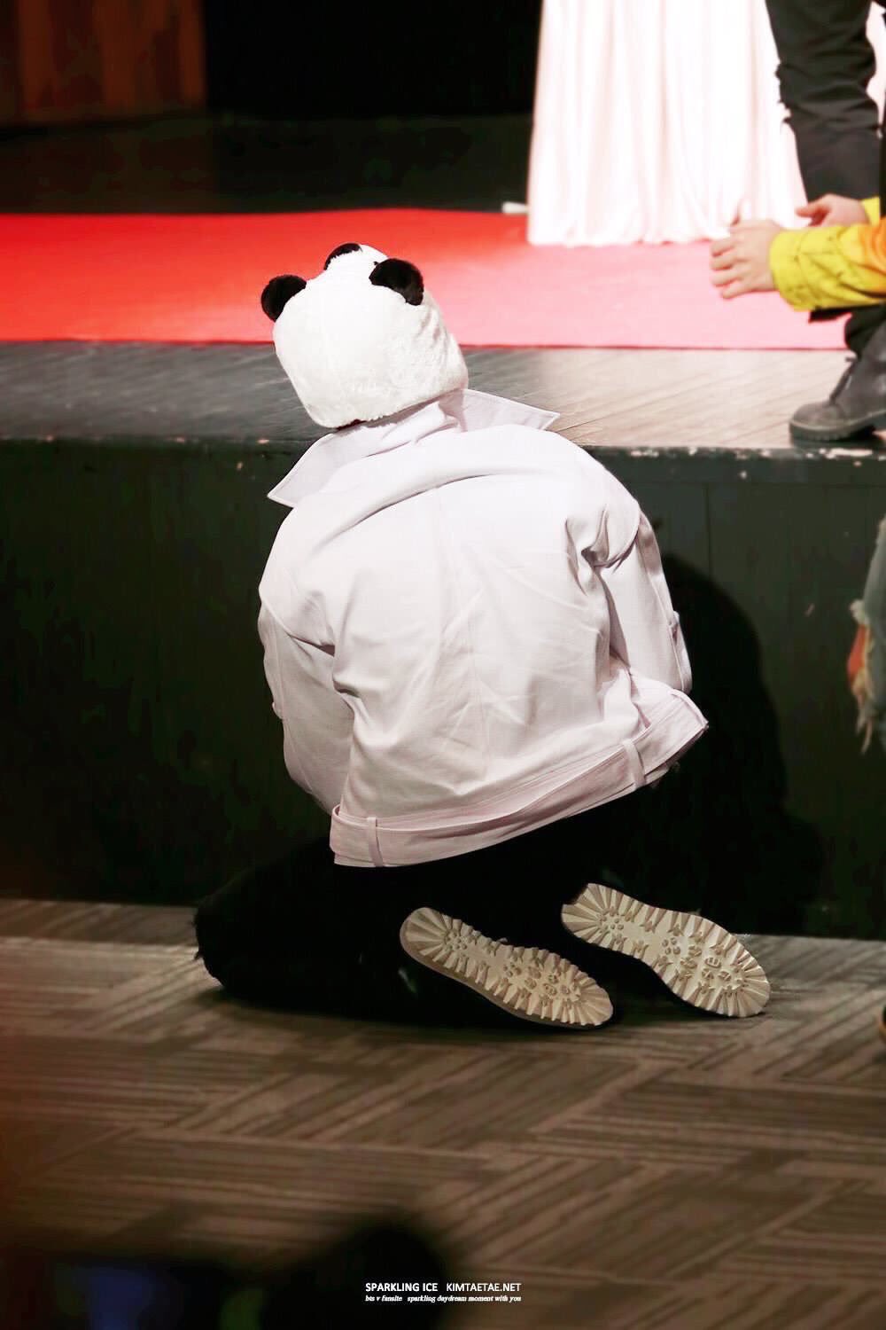 J テヒョンの後ろ姿素敵 방탄소년단 Bts 防彈少年團 防弾少年団 バンタン 김태형 Kimtaehyung キムテヒョン テヒョン 뷔 V テテ 사랑합니다 大好き 可愛い かっこいい イケメン 後ろ姿 Army Bts好きな人と繋がりたい Armyさんと