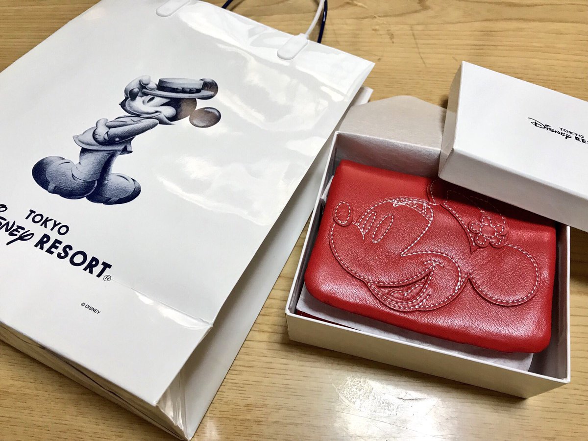 ট ইট র Mafuco D垢 ディズニーとのコラボ キタムラ は横浜元町にあるハンドバックの老舗企業 ファッションの発信地とも言われる横浜ブランドです ファスナーの持ち手にもミッキーマーク 柔らかい革は鞣してあって女性の掌にすっぽりと収まるので