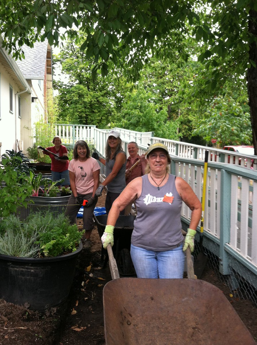 EugeneHomeShow's tweet image. We love supporting OSU Extension Service at our shows!  They taught hundreds of seminars &amp;amp; answered thousands of attendee questions at our home &amp;amp; garden shows.  Happy Retirement Linda Renslow it&apos;s been so great working with you!  @OSUExtLane  #ExtensionService #MasterGardener