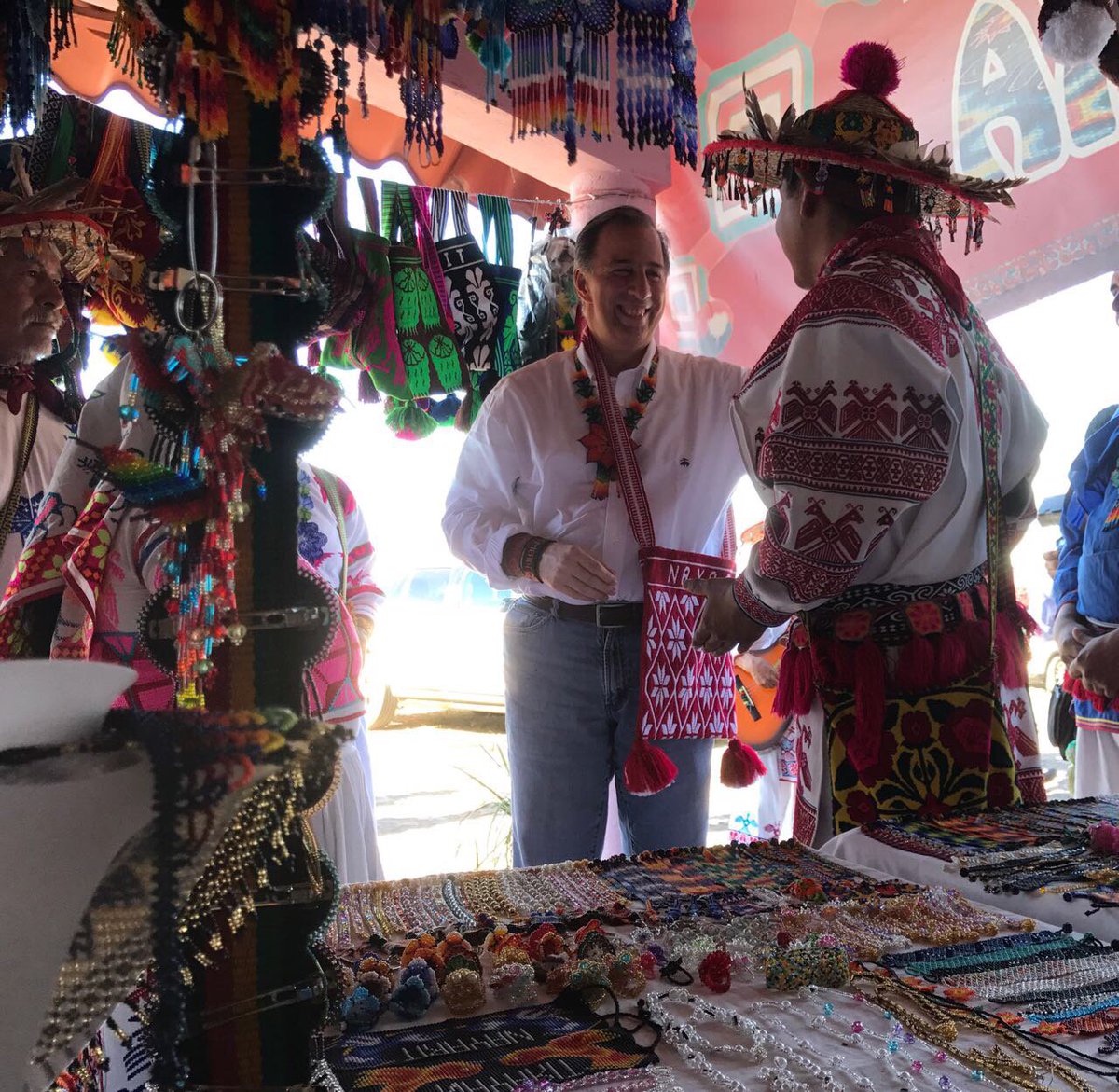 JoseAMeadeK's tweet photo. Quien visita Nayarit, no se va con las manos vacías. ¡Gracias, nayaritas, por su generosidad y apoyo! Caminaremos juntos hacia la meta que tenemos por delante #LoMejorEstáPorVenir https://t.co/K3K8sDlCKP