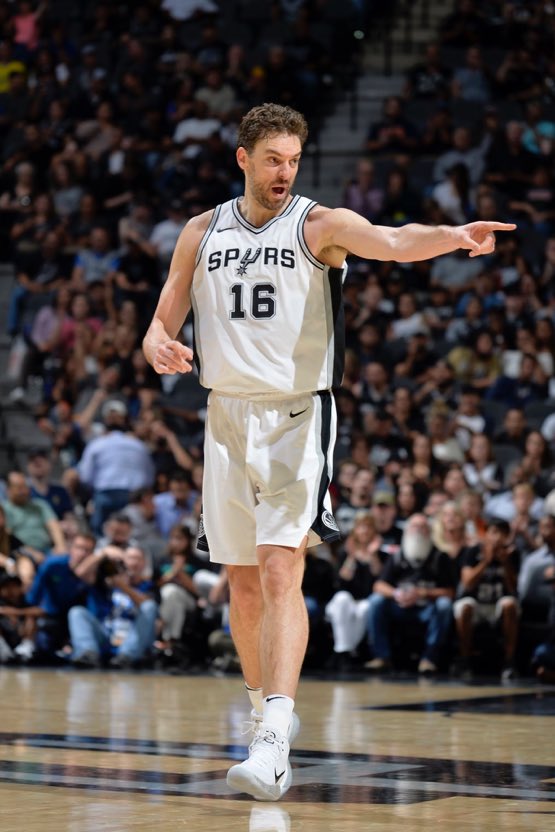SpursNchill's tweet photo. 🗣I DONT KNOW ANY

Franchise player
Who sacrificed to come off the BENCH
&amp; Won

Olympian🥇🥉
All-🌟✌️
Former🇮🇹MVP✌️
6th Man☑️
NBA Champ🏆🏆🏆🏆
Euro Champ &amp; MVP
Swatted a Bat
Dunk at age of 39&amp;40

PAU does 👉@manuginobili #NBAVote https://t.co/2Mh31osrl9