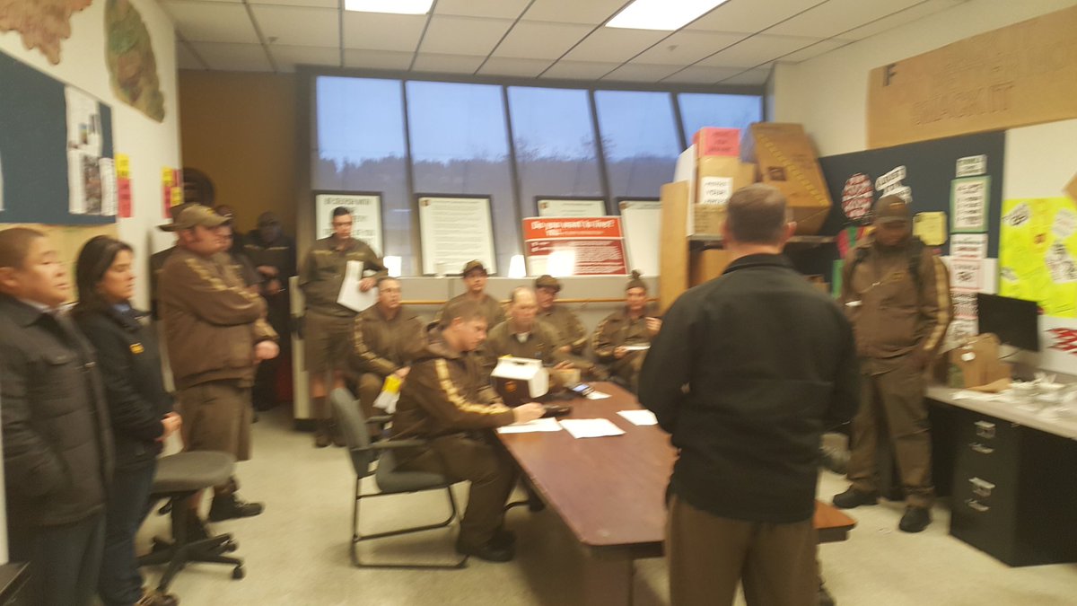 RAJUPS206's tweet photo. Tukwila Cntr Mgr Dave Beyrouty gives his last Growth Friday PCM.  Thanks for help &amp; support. CONGRATS. You'll be missed!   UPS BD  @proudupser @paulevansups https://t.co/P35kNQ3DXL